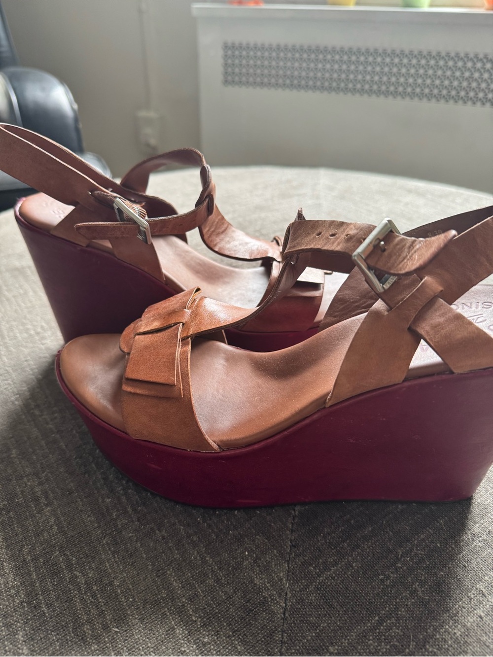 Kork-Ease Brown Leather Strappy Wedge Sandals with Burgundy Platform